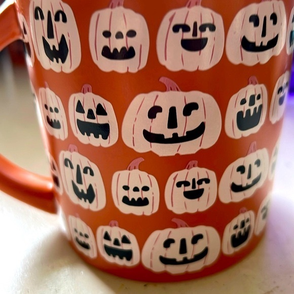 Hyde and Eek 2022 Halloween Pumpkin Mug - Picture 2 of 4